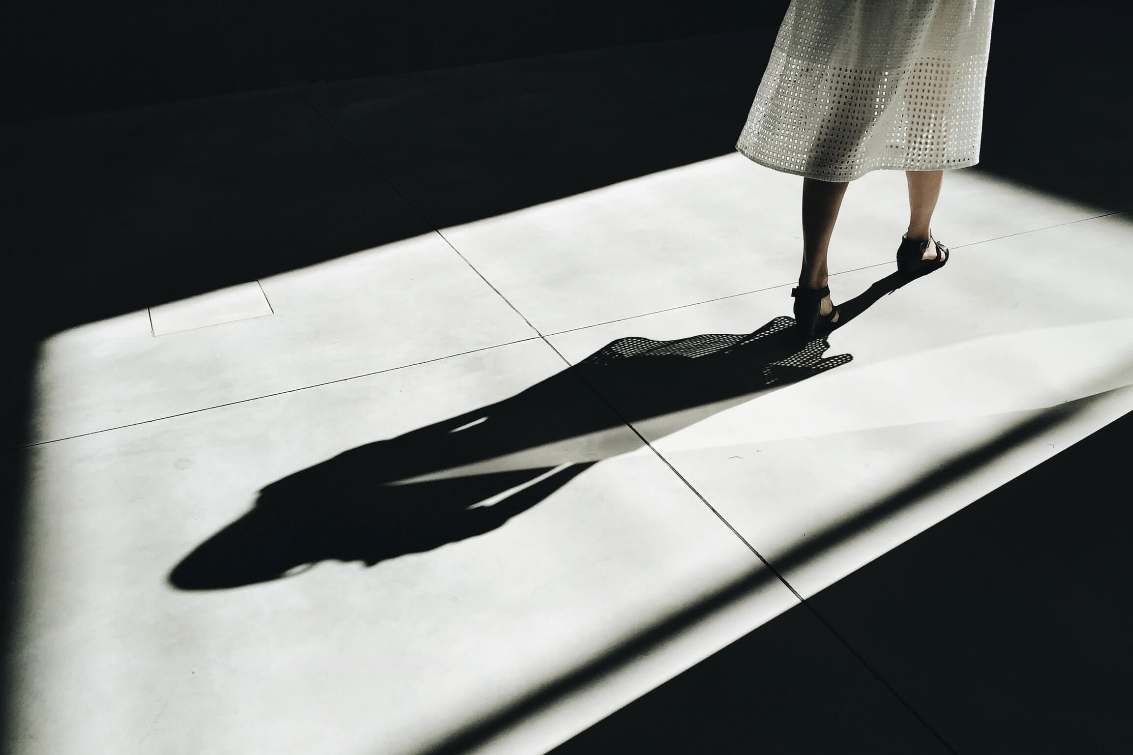 女性の黒い影